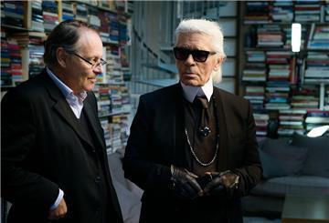 Designer Karl Lagerfeld im Gespräch mit dem Filmemacher Gero von Boehm (links).