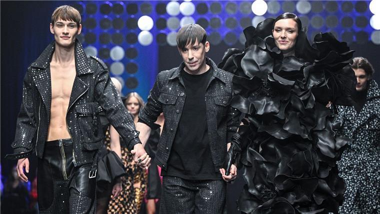 Designer Kilian Kerner zeigte sich mit seinen Models auf dem Laufsteg.