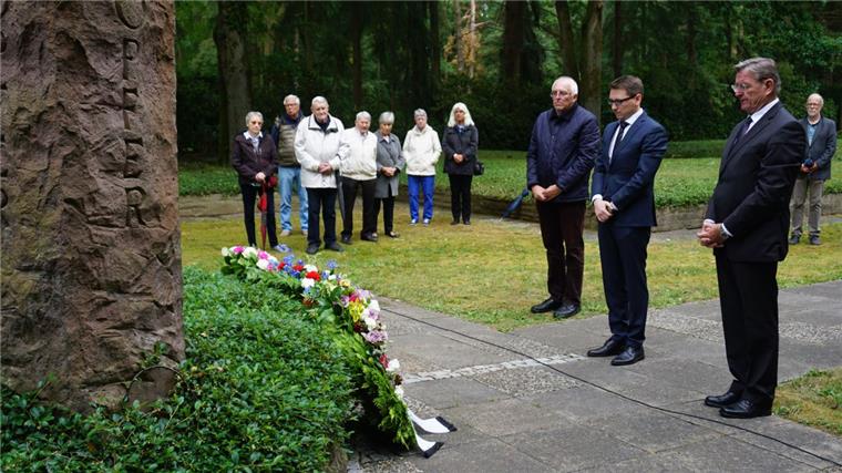 Sandbostel: Gedenkfeier aus Anlass des Überfalls auf Russland Detlef Cordes (von rechts) von der Stiftung Lager Sandbostel, der russische Vizekonsul Oleg Yakimovich und Günther Justen-Stahl vom Gedenkstättenverein legten Kränze in Sandbostel nieder.