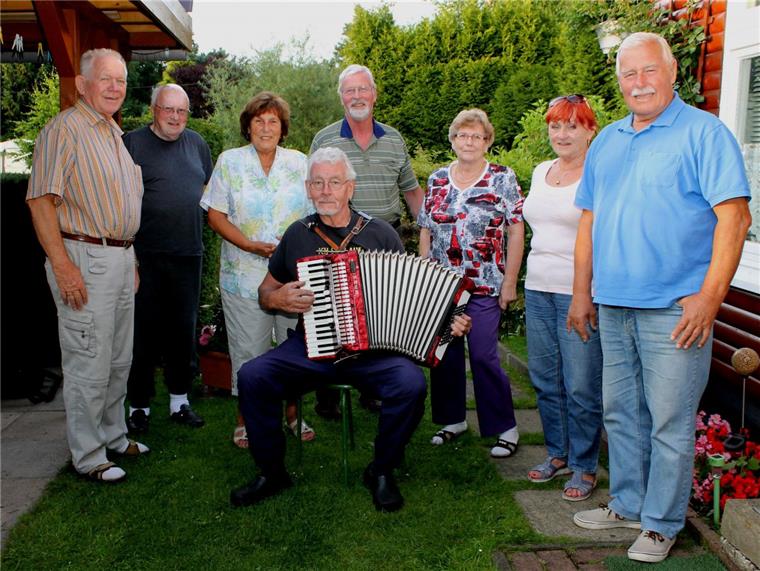 Miese Laune ist bei den Braueler Campern kein Thema Detlef, John, Helga, „Akkordeon-Hans“, „Otto, die gute Seele vom Ostetal“, Uschi, Ursula und Leander schieben die Wolken in fröhlicher Runde mit den „Nordseewellen“ einfach musikalisch beiseite.