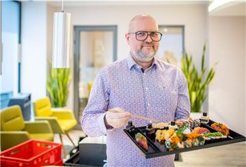 Detlef Menge, Inhaber des gleichnamigen Hörgerätegeschäftes kooperiert mit dem Lieferservice des Sternekochs.