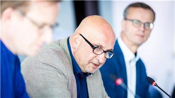 Detlev Schulz-Hendel (Bündnis 90/Die Grünen, M) und Volker Bajus (Bündnis 90/Die Grünen, r) sprechen auf einer Pressekonferenz.