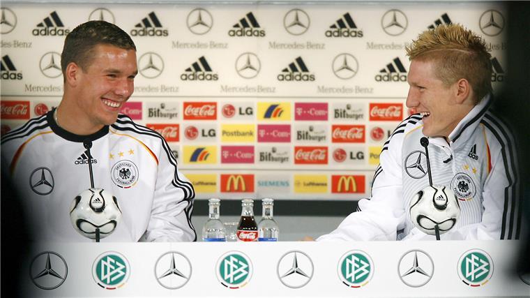 Musiala und Wirtz sind eben nicht wie „Schweini“ und „Poldi“ Deutlich mehr zu lachen gab es vor 18 Jahren, als die Nationalspieler Lukas Podolski (links) und Bastian Schweinsteiger auf einer Pressekonferenz zur Fußball-WM sprachen.
