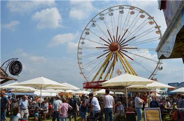 Deutlicher Rückgang an Polizei-Einsätzen beim Rodenkircher Markt. Die meisten Besucher feierten ausgelassen aber friedlich.
