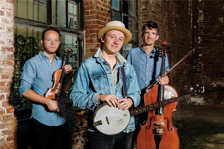 David Lübke Trio begeistert mit Folk und Bluegrass Deutsche Liedermachertradition, gepaart mit Elementen aus Irish Folk und Bluegrass: so lässt sich die Musik des David Lübke Trios beschreiben. Ein Konzert geben die drei Musiker am 31. Januar in der Mühle in Klein Meckelsen.