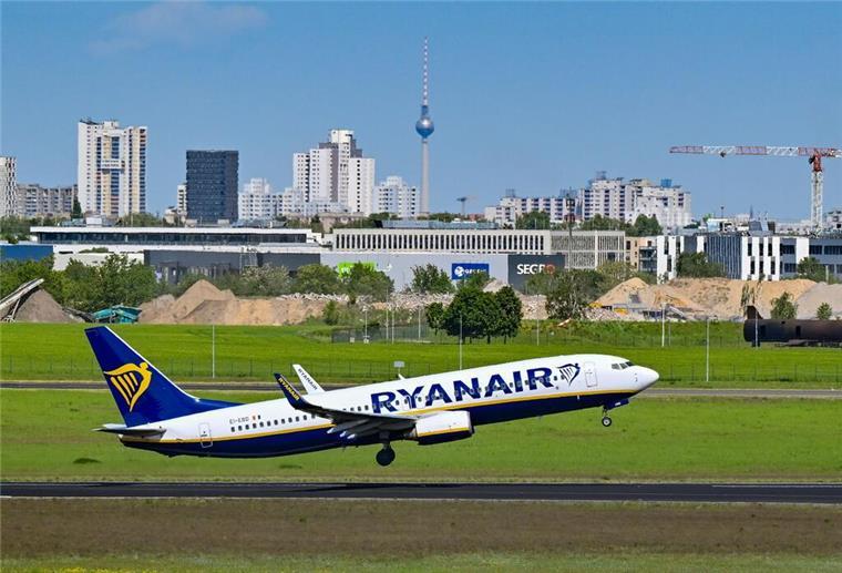 Ryanair streicht Angebot im Norden für 2025 massiv zusammen Ein Flugzeug der Fluggesellschaft Ryanair startet vom Hauptstadtflughafen Berlin Brandenburg BER.