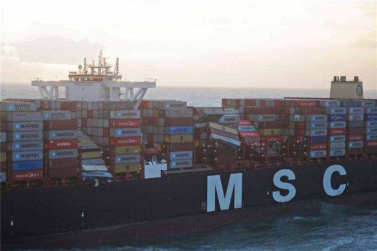 Abschlussbericht zum Seeunfall der "MSC Zoe" zieht sich hin Deutsche und niederländische Behörden haben einen Zwischenbericht zur Havarie der "MSC Zoe" veröffentlicht.