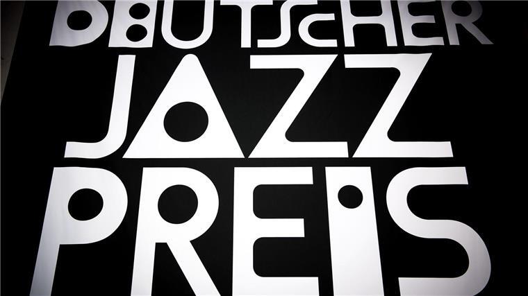 Deutsche Jazzpreise verliehen: Zwei Metropolen liegen vorn „Deutscher Jazzpreis“ steht auf einem Plakat.