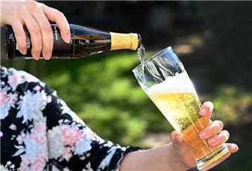 Eine Frau schenkt sich ein Weizen ein