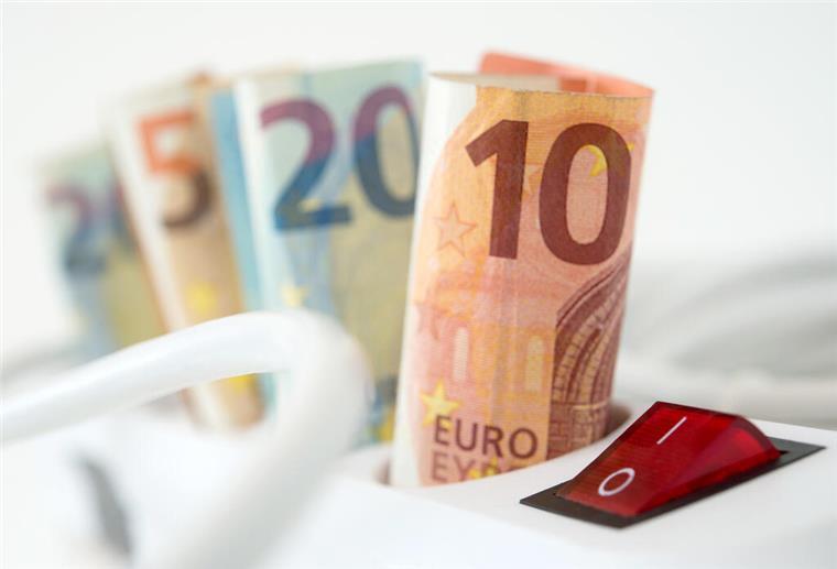 Schockierendes Ergebnis: So teuer sind Deutschlands Strompreise im Welt-Vergleich Steckdose mit Geldscheinen