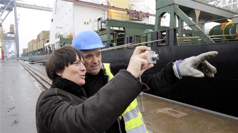 Warum Rosi Mittermaier in Bremerhaven nicht kuscheln wollte Zwei Menschen vor einem Containerschiff.