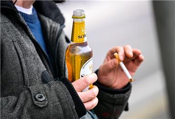 Alkohol und Tabak verursachen hohe Kosten und viele Tote. Der Suchtbericht 2025 zeigt dringenden Handlungsbedarf.