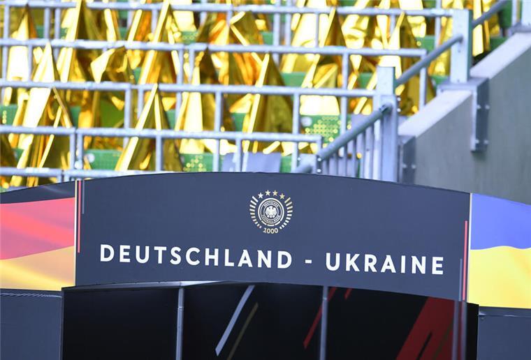 Bremen hofft auf Fußballfest beim Länderspiel im Weserstadion Deutschland - Ukraine steht auf dem Spielertunnel des Weserstadions.