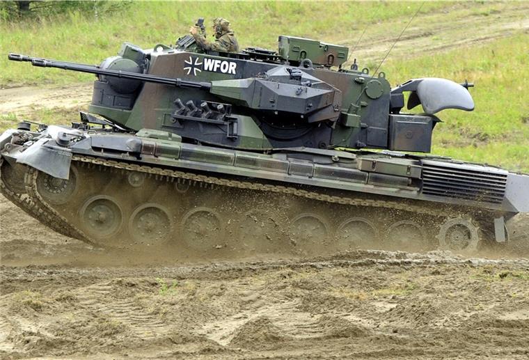 Deutschland liefert erstmals schwere Waffen an die Ukraine Ein Flakpanzer vom Typ Gepard fährt auf dem Truppenübungsplatz in Munster während der Informationslehrübung "Das Heer im Einsatz" über das Gelände.