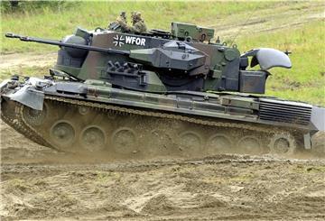 Ein Flakpanzer vom Typ Gepard fährt auf dem Truppenübungsplatz in Munster während der Informationslehrübung "Das Heer im Einsatz" über das Gelände.