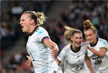 Deutschlands Alexandra Popp (l) bejubelt ihr Tor zum 1:0.