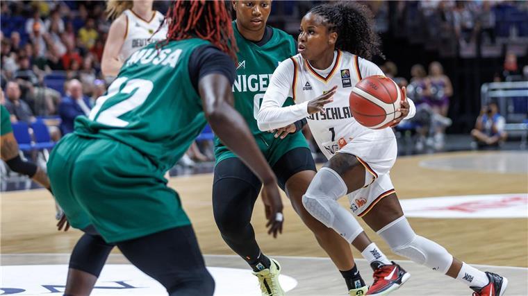 Basketballerinnen siegen ohne Sabally-Schwestern in Berlin Deutschlands Alexia Peterson attackiert gegen Nigeria.