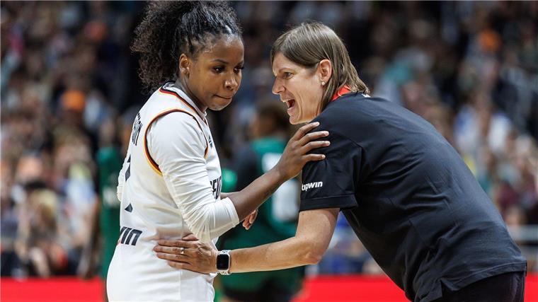Basketballerin Peterson „passt perfekt“ zu deutschem Team Deutschlands Alexis Peterson im Gespräch mit Bundestrainerin Lisa Thomaidis.
