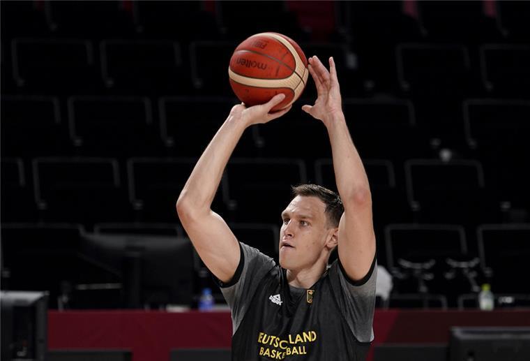 Abenteuerliche Anreise: Deutsche Basketballer in Bremen Deutschlands Basketballer Johannes Voigtmann in Aktion.