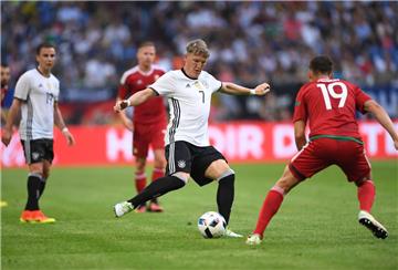 Deutschlands Bastian Schweinsteiger (Mitte) kam  in der 68. Minuter nach seinen schweren Knieverletzungen zum Comeback. 