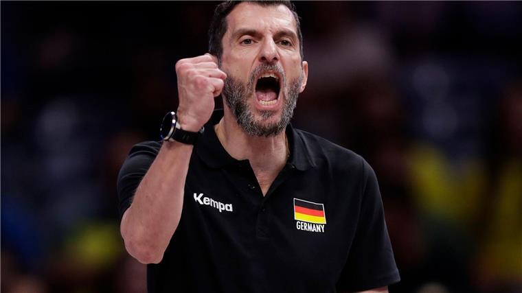 Deutsche Volleyballerinnen siegen im Tiebreak gegen Kanada Deutschlands Cheftrainer Giulio Cesare Bregoli feiert einen Sieg gegen Kanada.