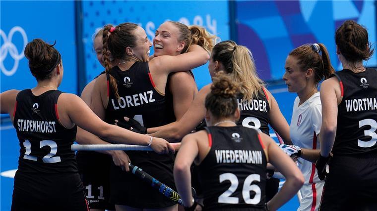 „Anne, halt jetzt die Fresse“ - Hockey-Bundestrainer geht auf Spielerin los Deutschlands Hockey-Frauen siegen gegen den Olympia-Gastgeber.