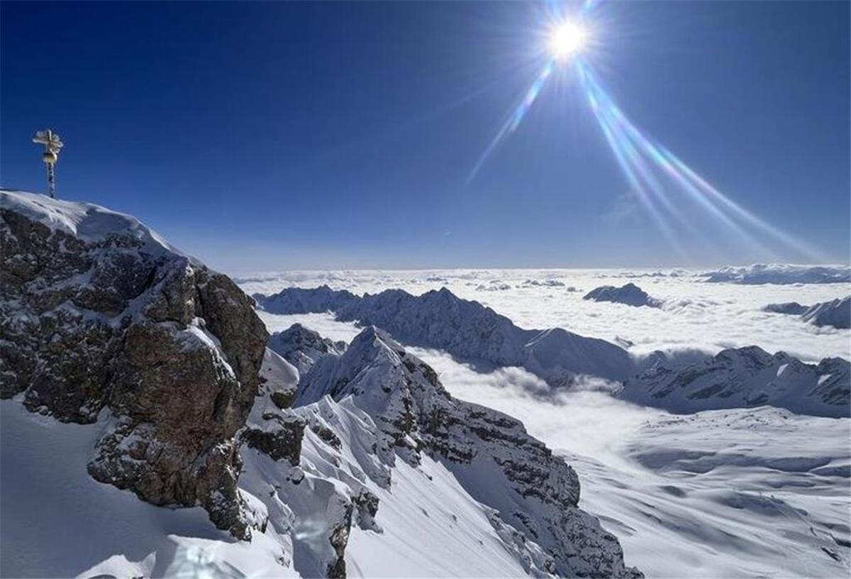 Deutschlands höchster Gipfel: die Zugspitze. Bayern gehört für den „Lonely Planet“ zu den Top-Zielen des kommenden Jahres. (Archivbild)