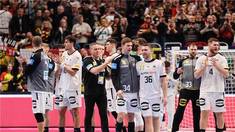 TV-Quoten: Deutschlands Handballer vorn Deutschlands Spieler applaudieren nach dem Spiel den Fans. Sie verloren 30:33 (15:17) gegen Olympiasieger Frankreich.