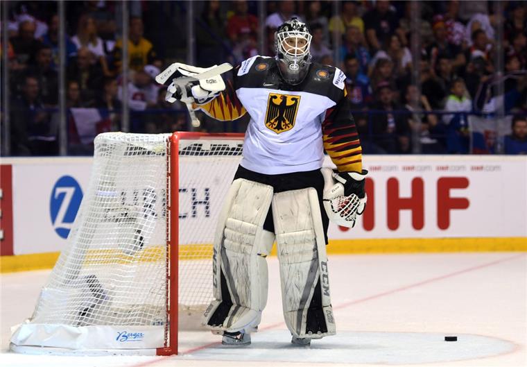 Eishockey: Böses WM-Debakel gegen Kanada Deutschlands Torhüter Niklas Treutle steht nach dem Tor zum 4:1 neben dem Puck auf dem Eis.