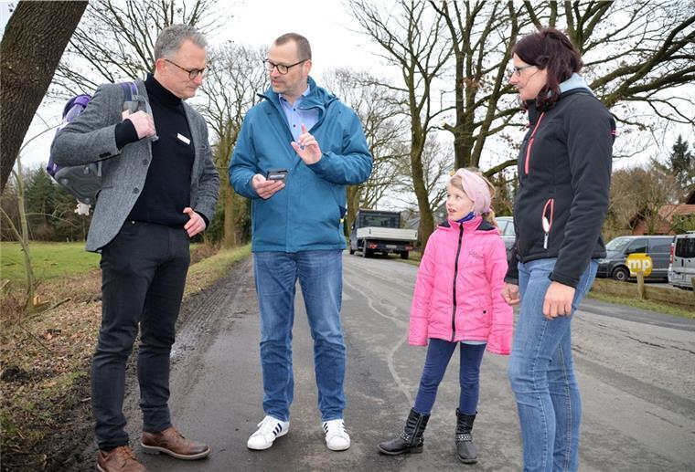 Baustelle Hymendorf: Kreis verspricht Abhilfe ab Montag Dezernent Friedhelm Ottens (von links) erhält von Gunnar Böltes genaue Informationen über Strecke und Zustand der Schulwege, die die jungen Hymendorfer im Zuge der Straßensanierung auf sich nehmen müssen. Auch Mirja und ihre Mutter Anne Holst drängen auf eine schnelle Lösung.