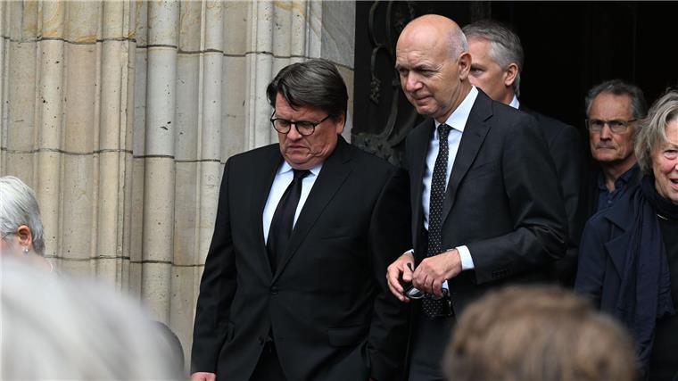 DFB-Präsident Bernd Neuendorf (r) verlässt in Begleitung von Hubertus Hess-Grunewald, Präsident Werder Bremen, die Kirche.