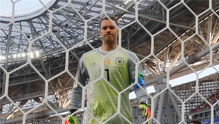Fußballfreunde aus aller Welt spenden Nordenhamer Fans Trost DFB-Torwart Manuel Neuer hatte am Mittwoch allen Grund deprimiert zu sein. Doch die deutschen Fußballfreunde sollten jetzt nach vorne gucken. Die WM ist noch nicht vorbei, so die Experten aus der Region.