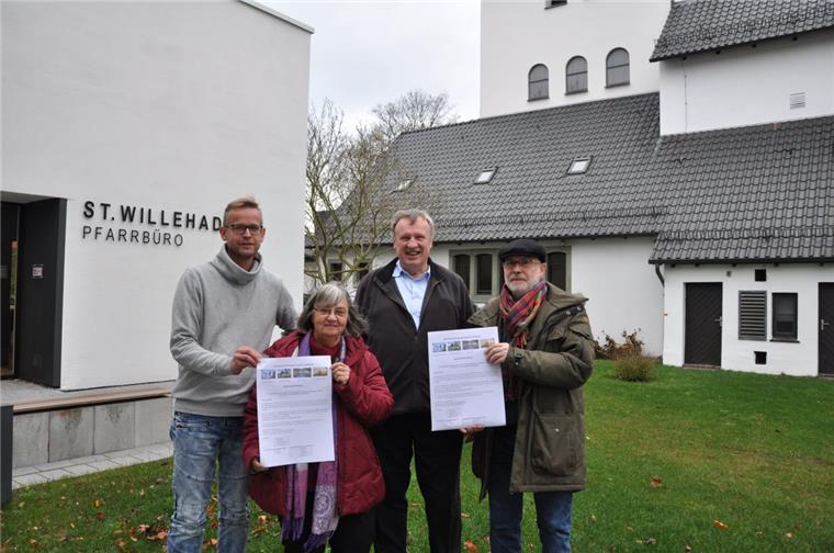 Nordenham: Das will die katholische Kirche von den Mitgliedern wissen Diakon Christoph Richter, Pfarreiratsmitglied Ingrid Janke, Pfarrer Karl Jasbinschek und Dr. Gottfried Mader, ebenfalls Mitglied im Pfarreirat, (von links) präsentieren den Fragebogen zur Arbeit und zur Zukunft der katholischen St.-Willehad-Gemeinde in Nordenham, Butjadingen und Stadland.