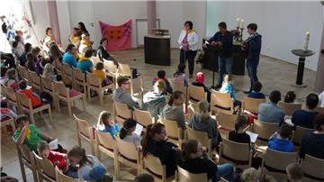 Diakonin Elke Neuhaus begrüßt alle zum Kinderkirchentag in Nordholz.