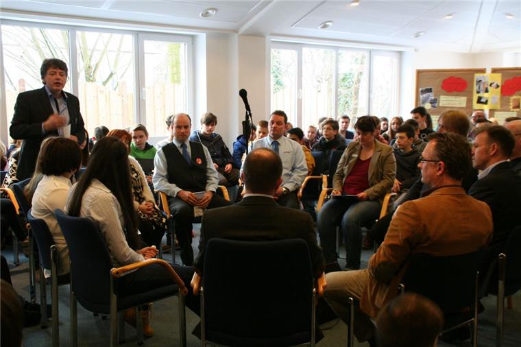 Jugendforum 2016: Beverstedt wirft Spotlight auf Schüler Dialog zwischen Jugend und Politik: Carsten Bunk (links, stehend) von der Hochschule Emden/Leer moderiert beim Jugendforum im Beverstedter Rathaus. Der Sozialpädagoge formuliert die Themen der Schüler direkt in Fragen an die zuständigen Gäste um. Foto Rendelsmann