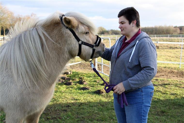 Frau aus Wilstedt behauptet: Tiere sprechen mit mir Diana Hassing mit einem der familieneigenen Shetlandponys. Die Wilstedterin hat sich vor einem Jahr als Tierkommunikatorin selbstständig gemacht. Am Anfang habe sie durchaus Probleme damit gehabt, das als ihren Beruf anzugeben. Aber mittlerweile ist sie es gewohnt, dass mancher darauf irritiert reagiert.