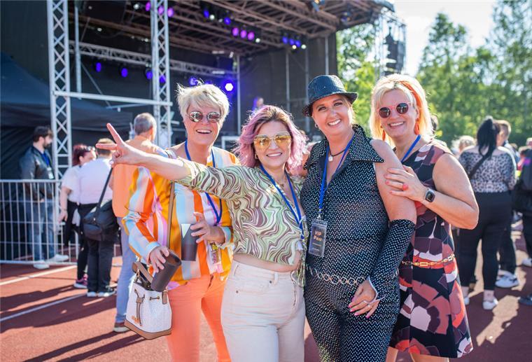 Diana, Michelle, Meira und Sonja im Retro-Rausch: „Deutscher Schlager, das ist unser Leben“, sagen die Vier und feiern zwischen Schlageridol Michelles „Scheißkerl“ und Michael Holms „Mendocino“ Party im Nordsee-Stadion.