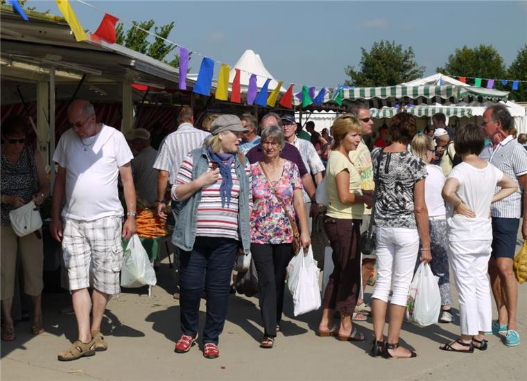 Hoffest Olendiek 2016: Frisches Gemüse und Obst stehen hoch im Kurs Dicht gedrängt schieben sich die Besucher des Hoffestes an der großen Warenvielfalt der Gemüse- und Obstständen vorbei. Foto Heid