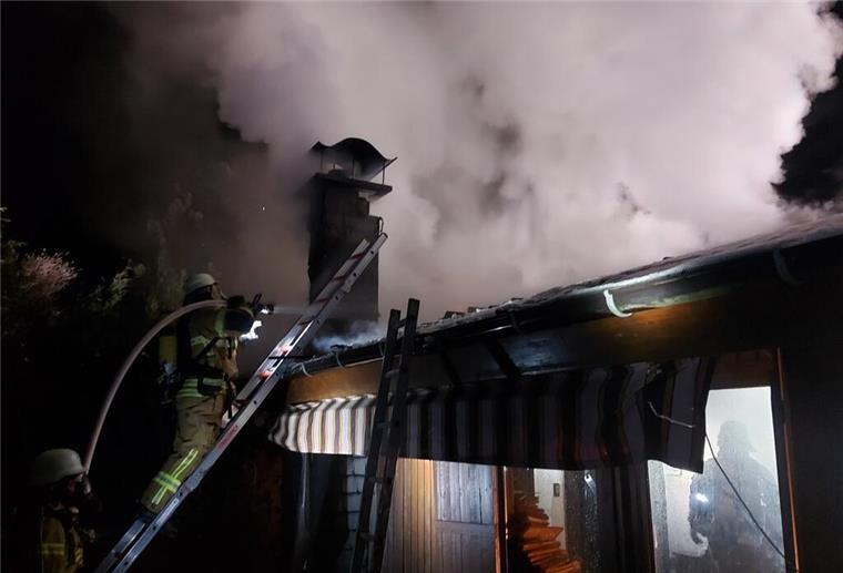 Eigentümer bei Feuer in Ferienhaussiedlung in Eckwarderhörne leicht verletzt Feuer in Ferienhaussiedlung in Eckwarderhörne
