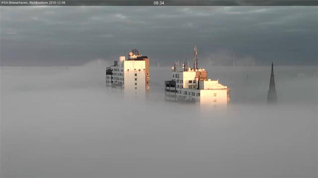 Dichter Nebel über Bremerhaven sorgte am Sonntagmorgen auch für geringe Sichtwei...
