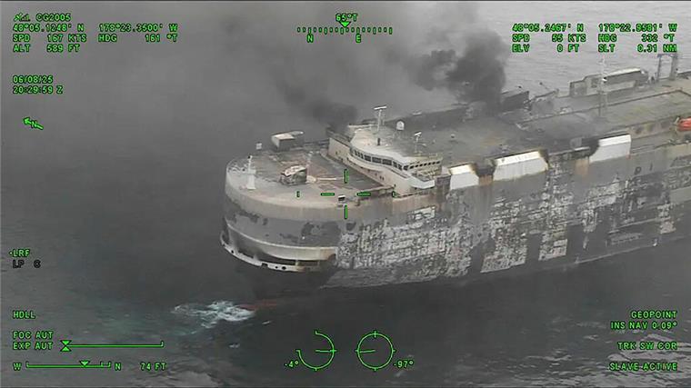 Dichter Rauch steigt vom ausgebrannten Autotransporter „Morning Midas“ auf. Das Schiff wurde schwer beschädigt und sank später im Nordpazifik.