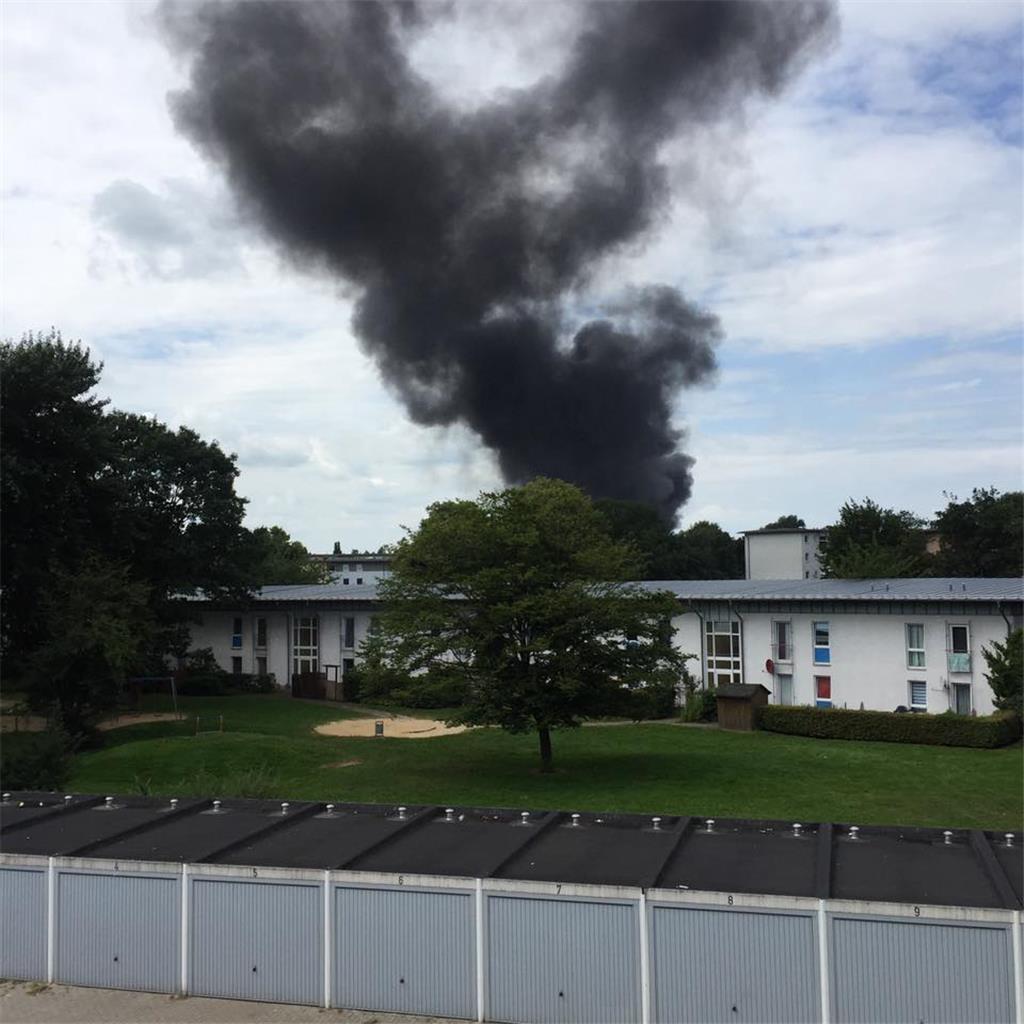 Dichter schwarzer Rauch steigt über der Fichteschule auf.