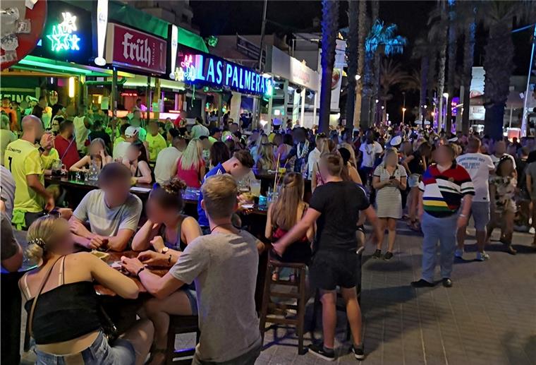Nach Chaos-Partys: „Ballermann“ für Sommer trockengelegt Dichtes Gedränge an der "Bierstraße": Hunderte Urlauber aus Deutschland sollen am Ballermann auf Mallorca Party gemacht haben, ohne sich um die geltenden Corona-Regeln zu scheren. Daraufhin griffen die spanischen Behörden durch und schlossen den Bars und Cafés bis auf Weiteres.