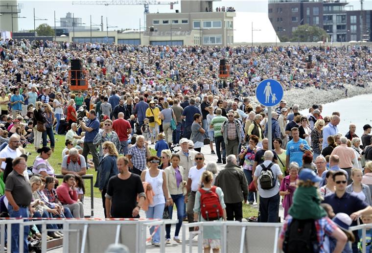 Dichtes Gedränge bei der Einlaufparade der Sail 2015. Sollte die Corona-Pandemie auch bei der „Lütten Sail“ noch eine Rolle spielen, droht erneut eine Absage wie bei der diesjährigen Sail.