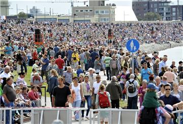 Dichtes Gedränge bei der Einlaufparade der Sail 2015. Sollte die Corona-Pandemie auch bei der „Lütten Sail“ noch eine Rolle spielen, droht erneut eine Absage wie bei der diesjährigen Sail.