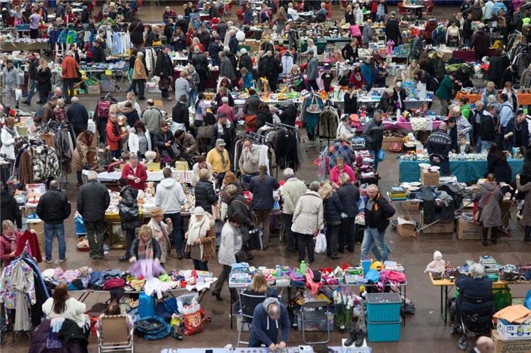 Dichtes Gedränge beim Weihnachtsflohmarkt in der Stadthalle.