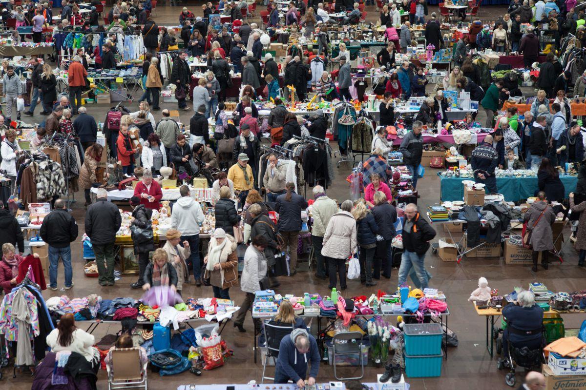 Dichtes Gedränge beim Weihnachtsflohmarkt in der Stadthalle.