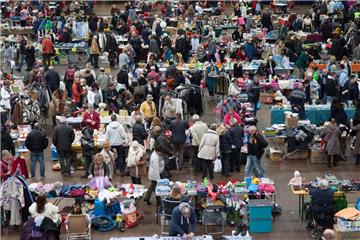 Dichtes Gedränge beim Weihnachtsflohmarkt in der Stadthalle.