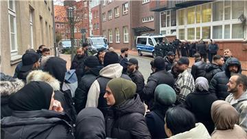 Dichtes Gedränge vor Beginn des Clan-Prozesses in Stade am Dienstag.