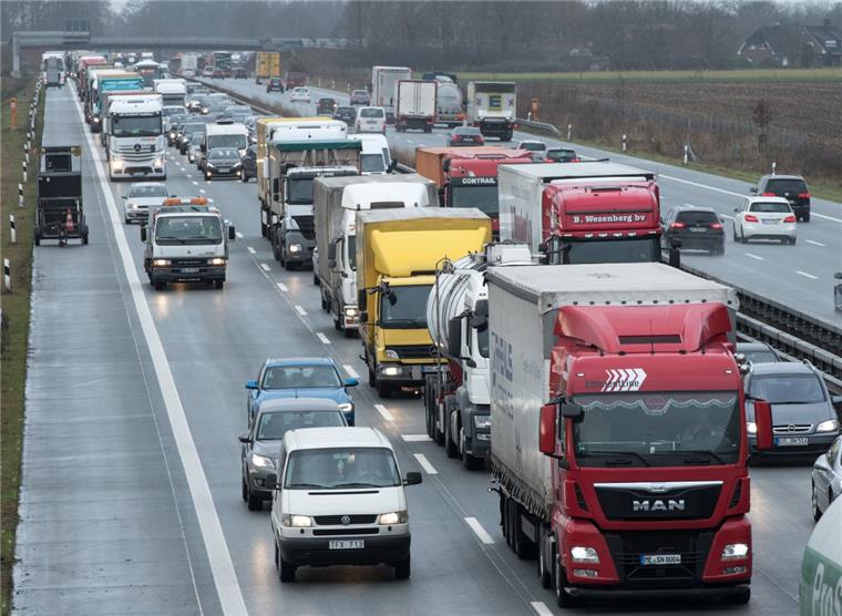 Aprilwetter sorgt für Massenkarambolage auf der A2 Dichtes Schneetreiben soll auf der A2 bei Wendeburg für eine Massenkarambolage gesorgt haben. Lange Staus waren die Folge.